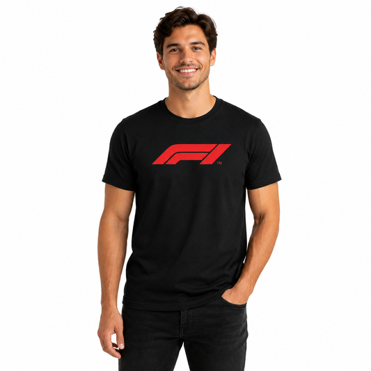 Polera Fórmula 1 Racing negra para hombre con diseño frontal rojo inspirado en la máxima categoría del automovilismo.